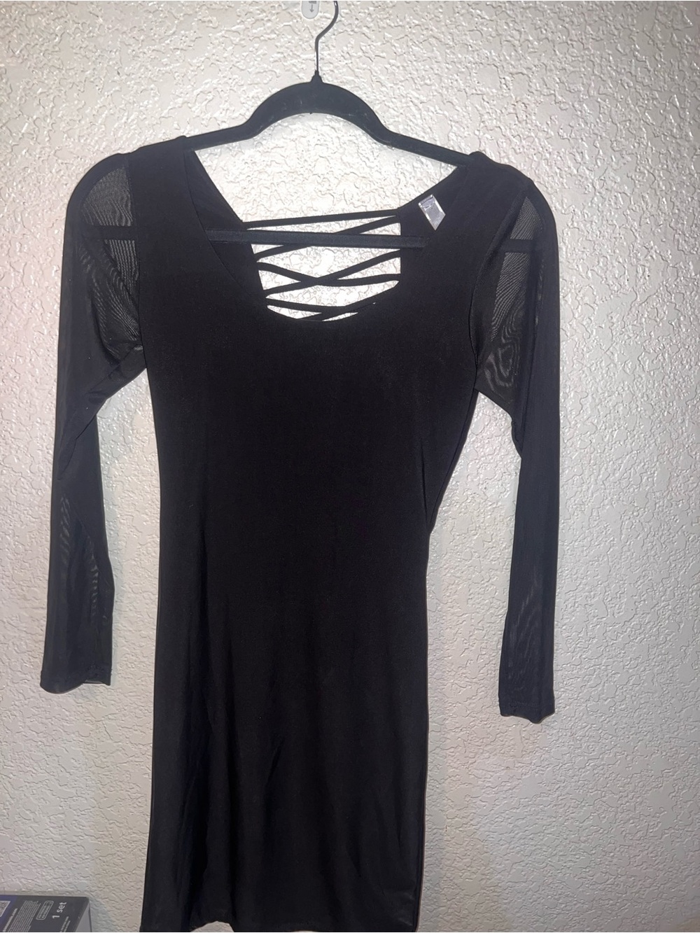Black Long Sleeve Crisscross Back Bodycon Dress